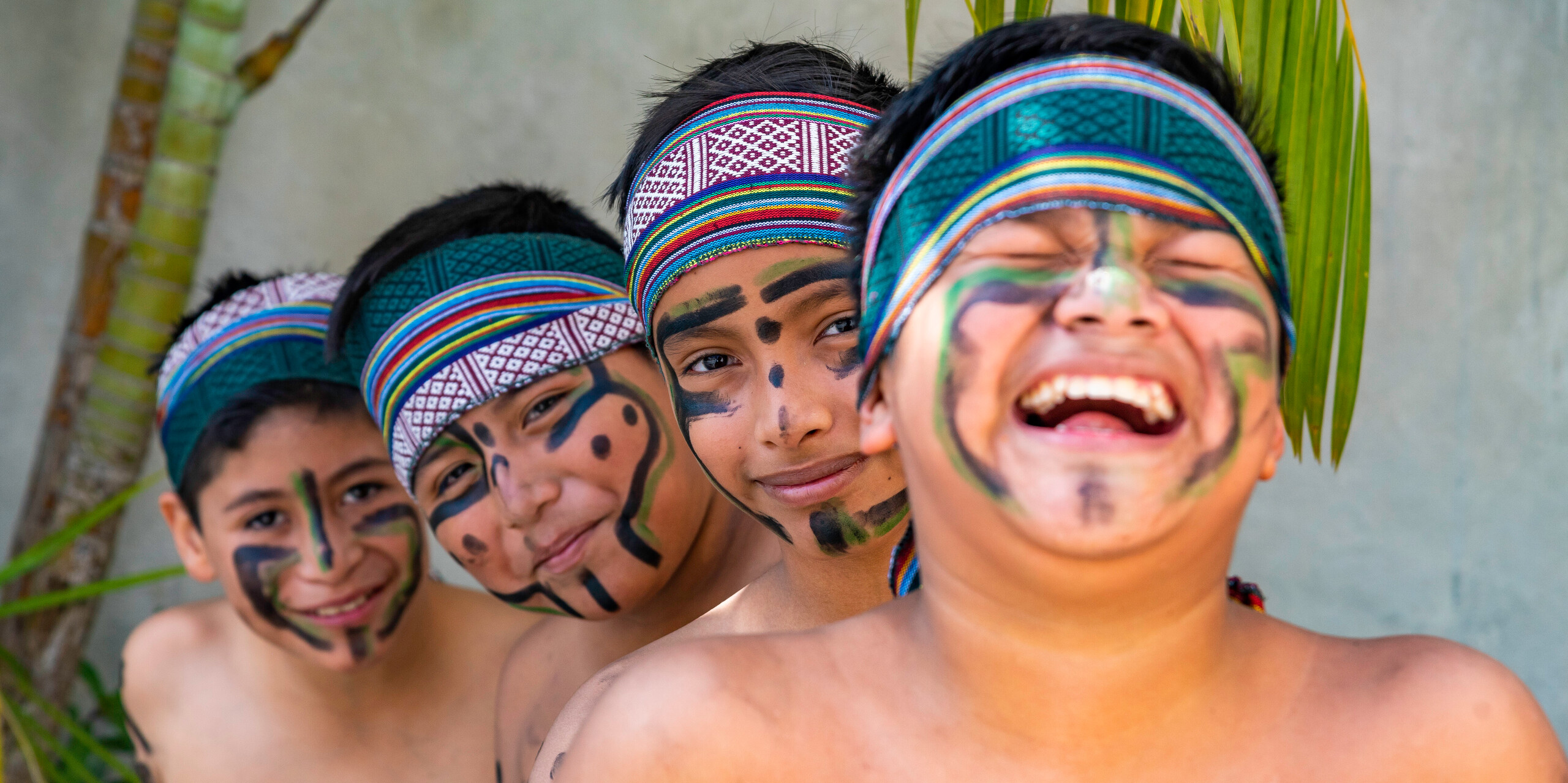 Jungen mit traditioneller Maya-Bemalung