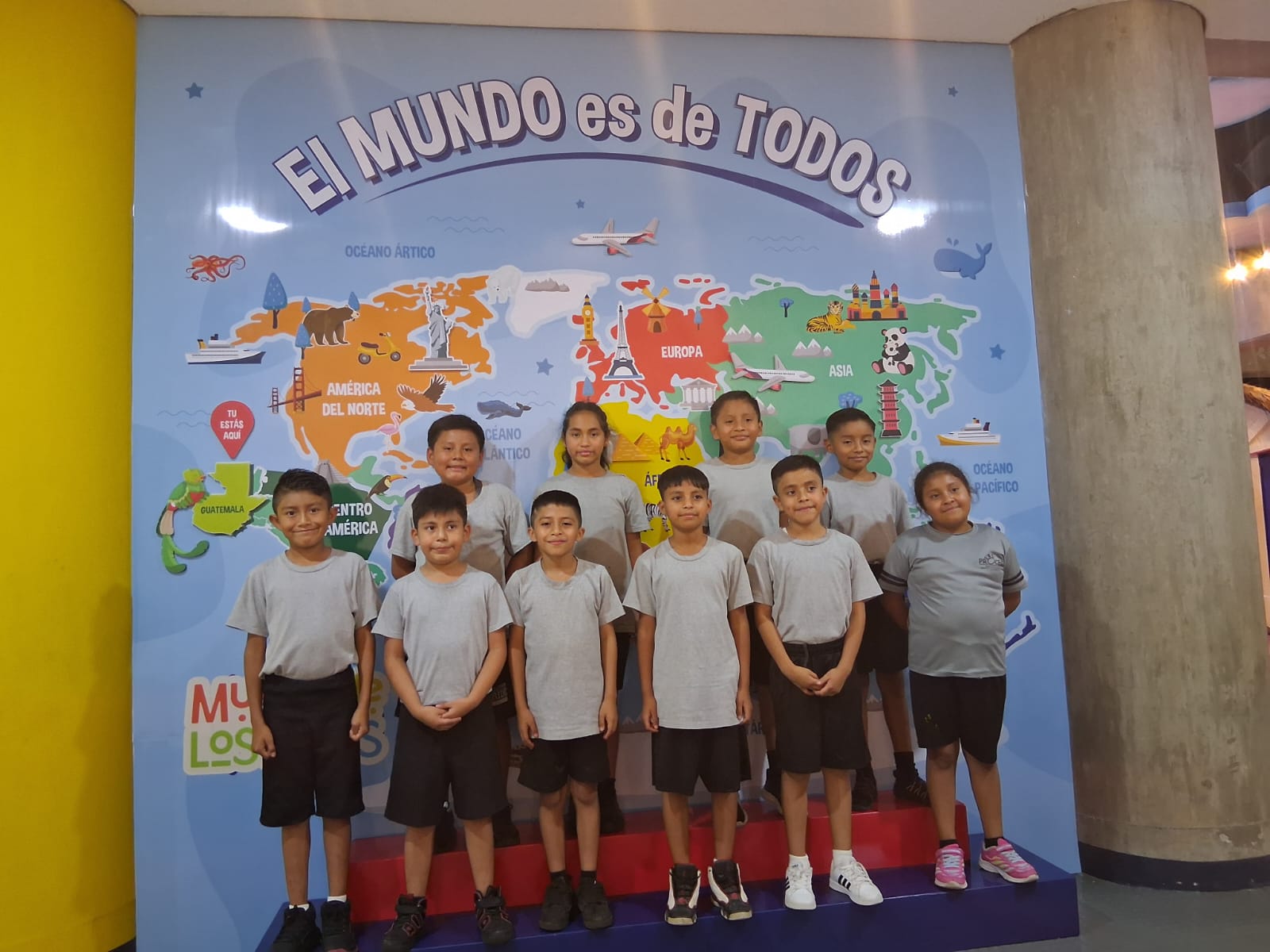 Kinder im Museum
